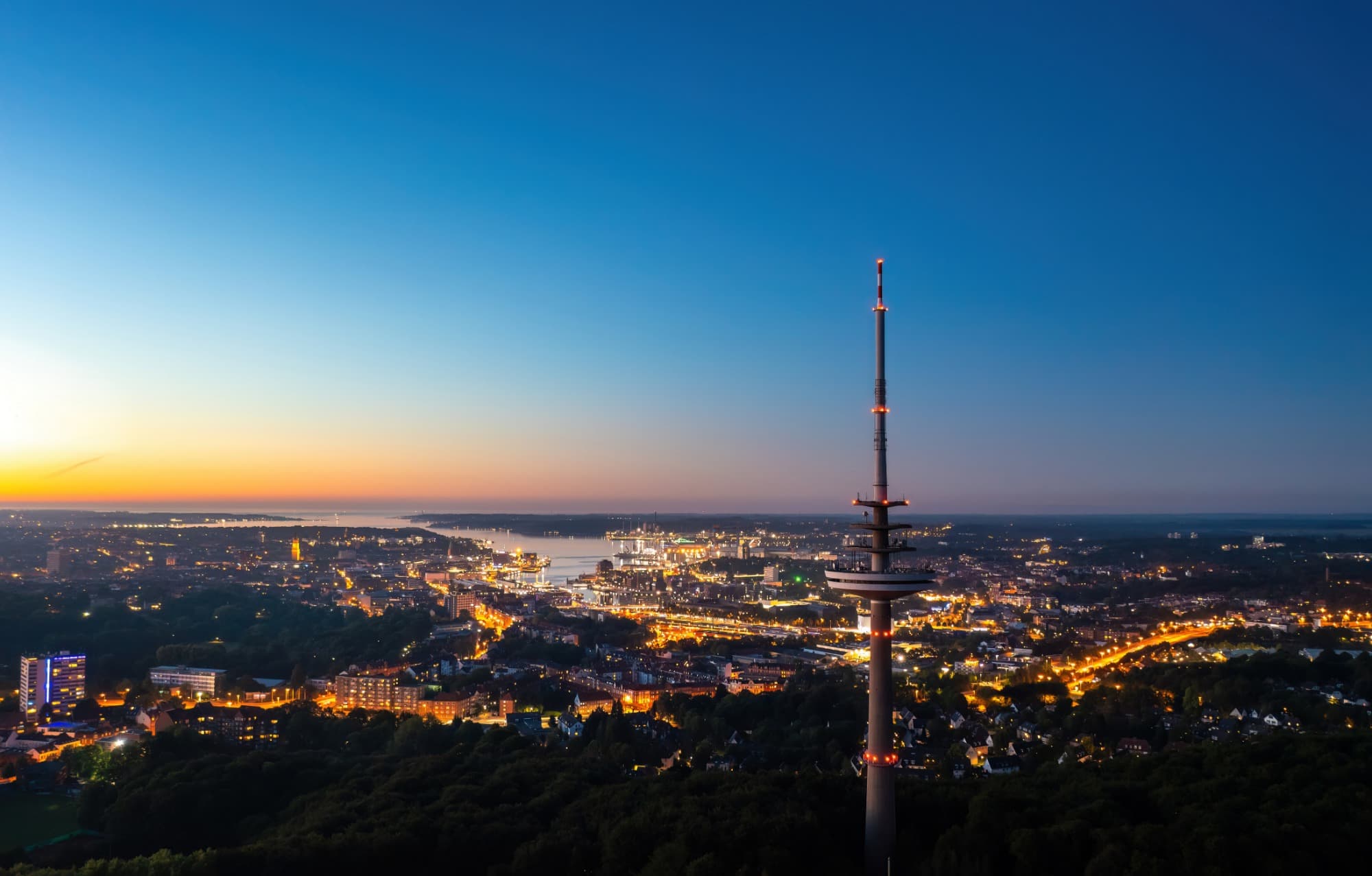 Blick über Kiel und die Kieler Förde in der Abenddämmerung