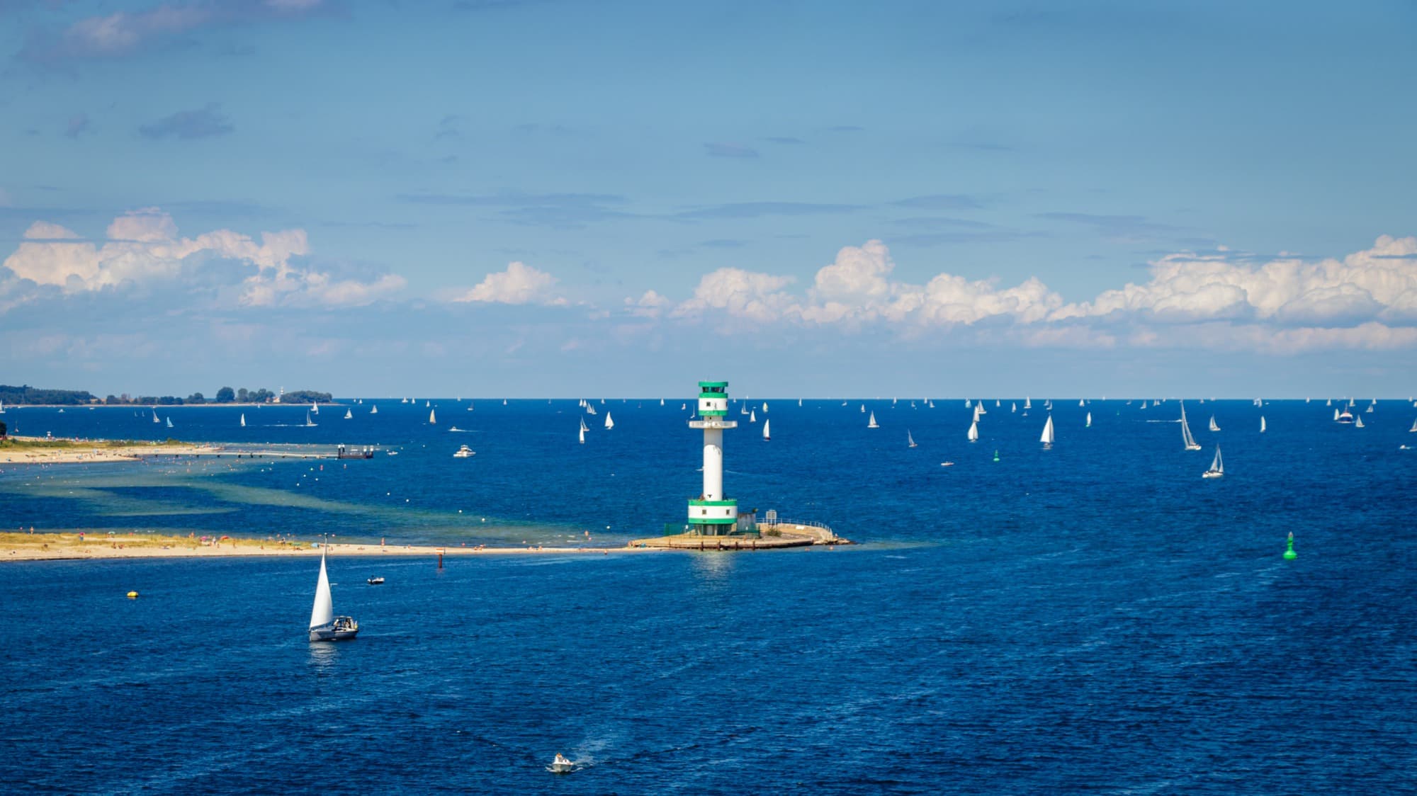 Leuchtturm Friedrichsort an der Kieler Förde mit Segelbooten auf der Ostsee